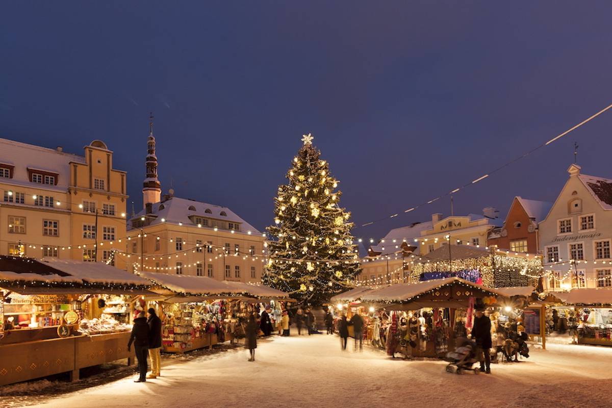 Jarmark świąteczny w Tallinie (Fot. Getty Images)
