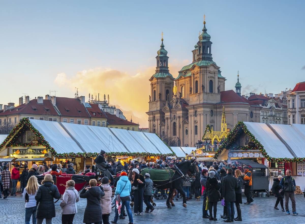 Jarmark świąteczny w Pradze (Fot. Getty Images)