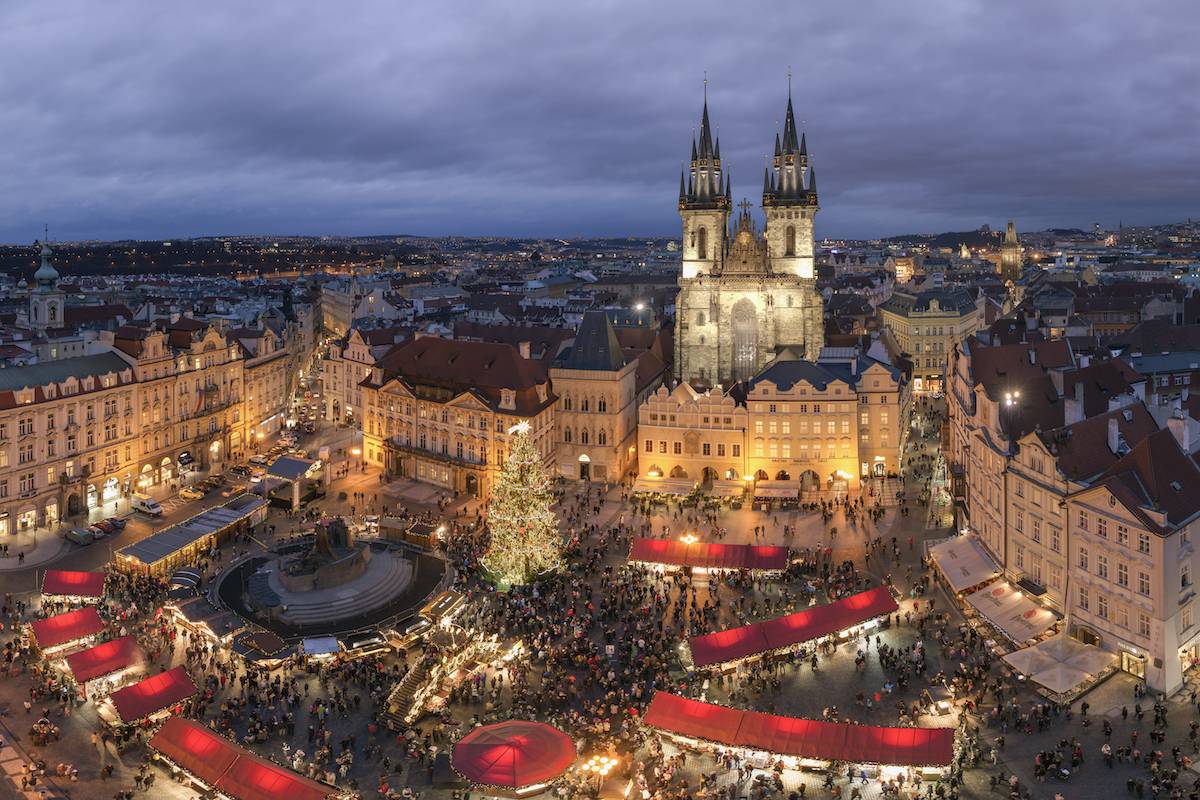 Jarmark świąteczny w Pradze (Fot. Getty Images)