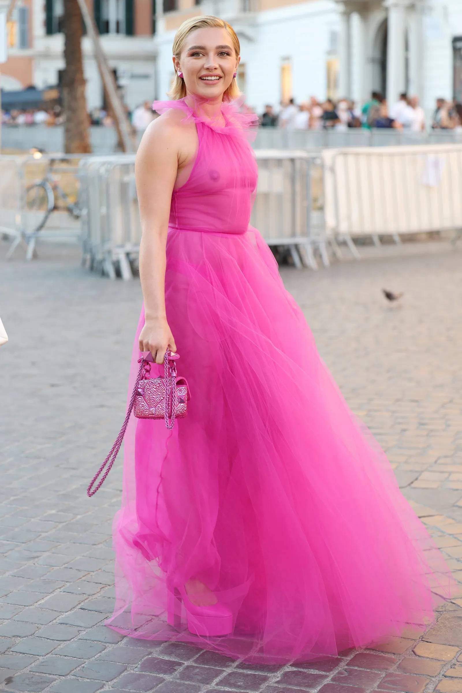 Florence Pugh w przezroczystej różowej kreacji na pokazie haute couture Valentino w Rzymie. / Fot. Jacopo Raule, Getty Images