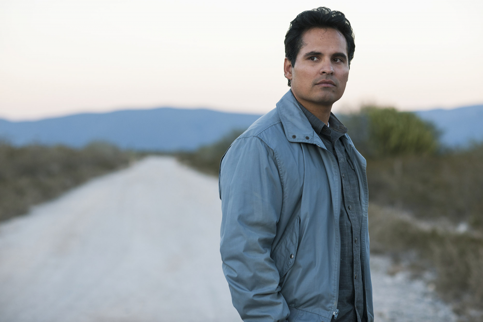 Michael Peña jako Kiki Camerena w czwartym sezonie serialu Narcos (Fot. Materiały prasowe Netflix)