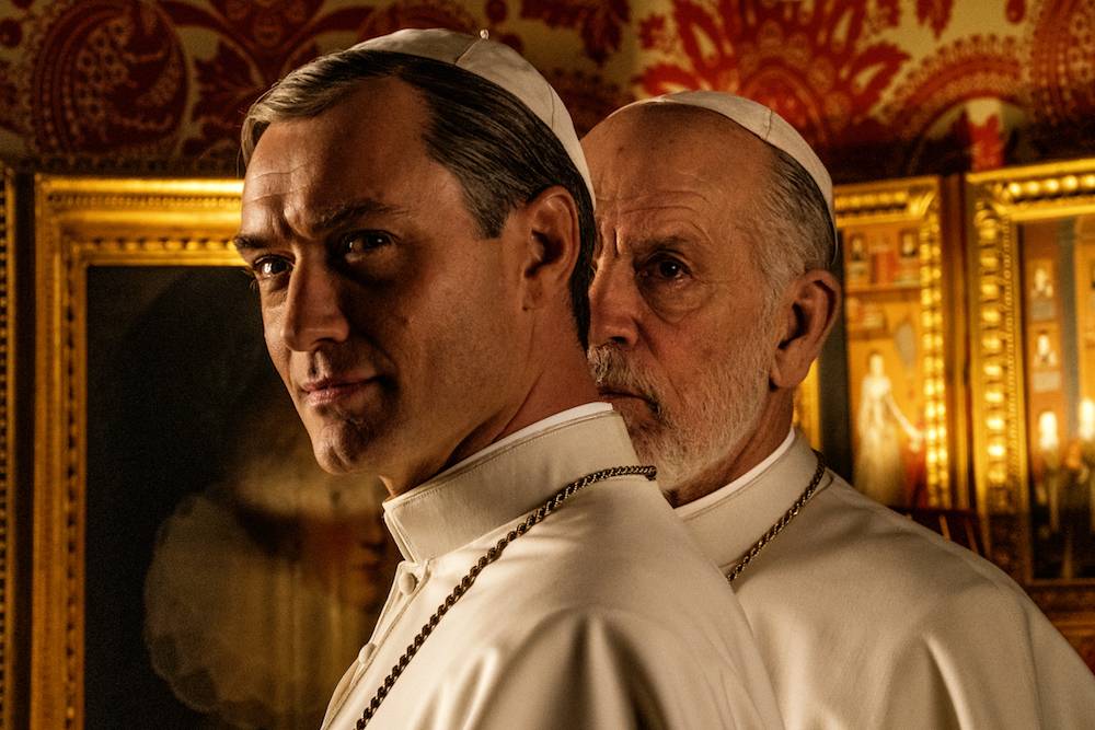 Jude Law i John Malkovich w „Nowym papieżu” (Fot. materiały prasowe)