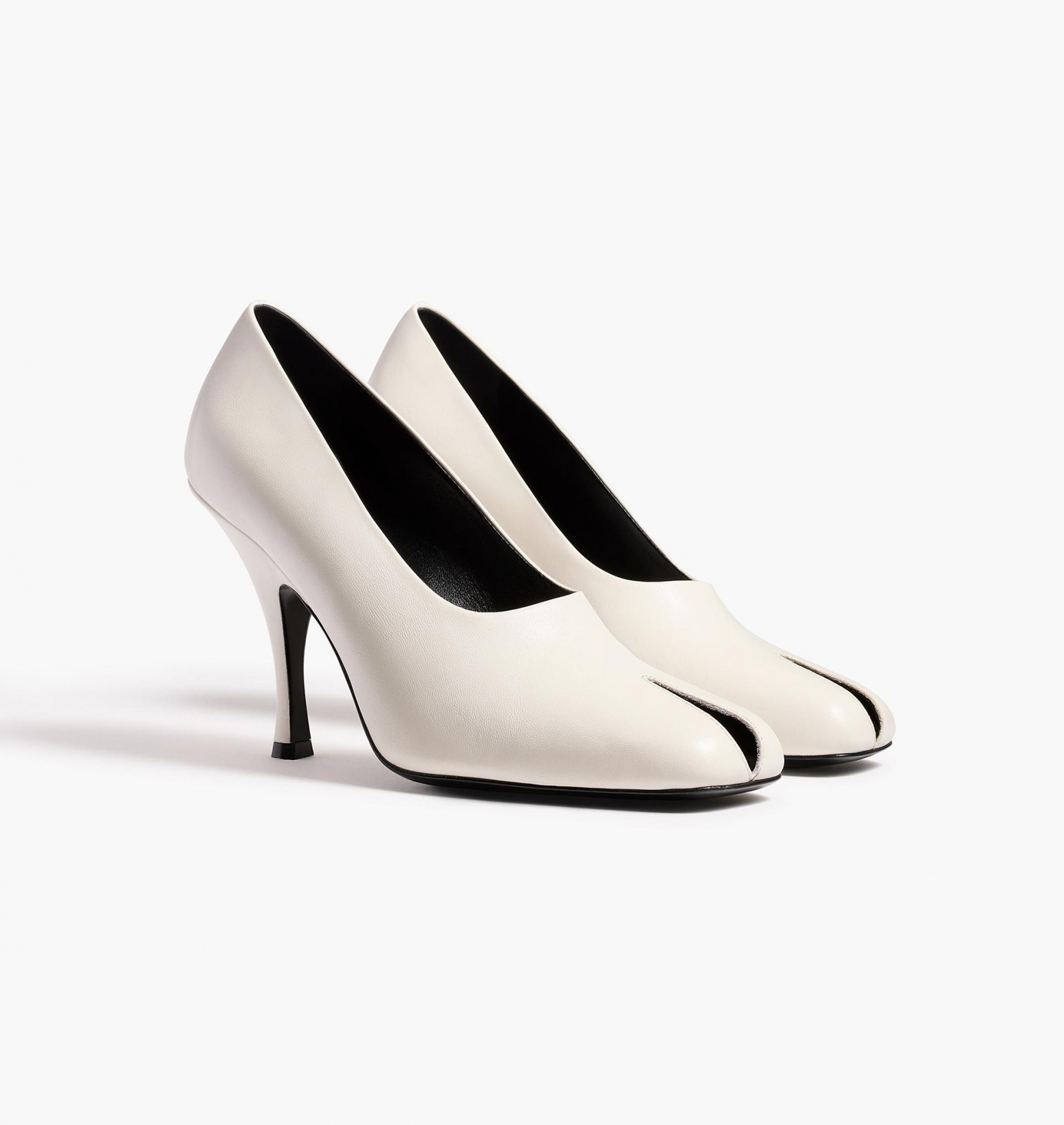 Skórzane czółenka peep-toe w kolorze białym, model Eva marki Khaite.