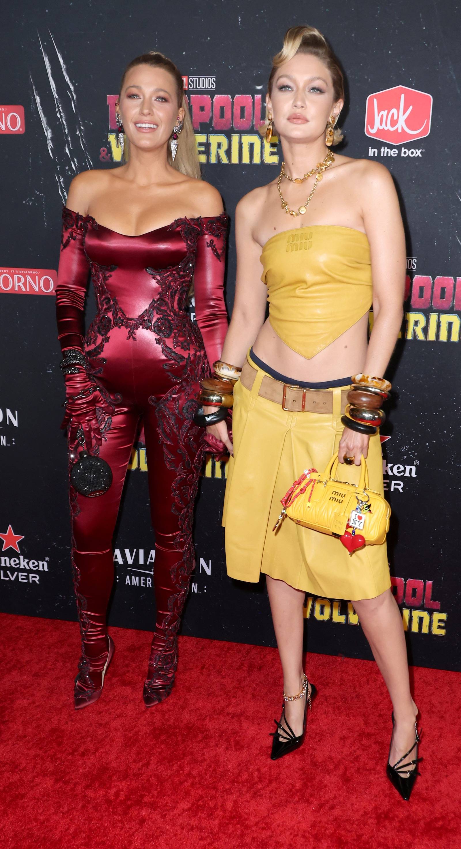 Blake Lively w czerwonej kreacji i Gigi Hadid w żółtym stroju podczas premiery filmu Deadpool 3