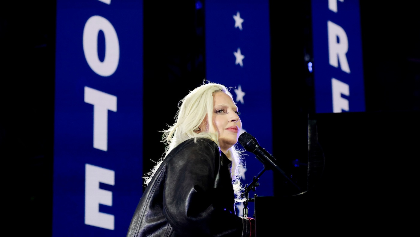 Lady Gaga w trakcie swojego występu podczas wydarzenia kampanii prezydenckiej Kamali Harris w Pensylwanii.