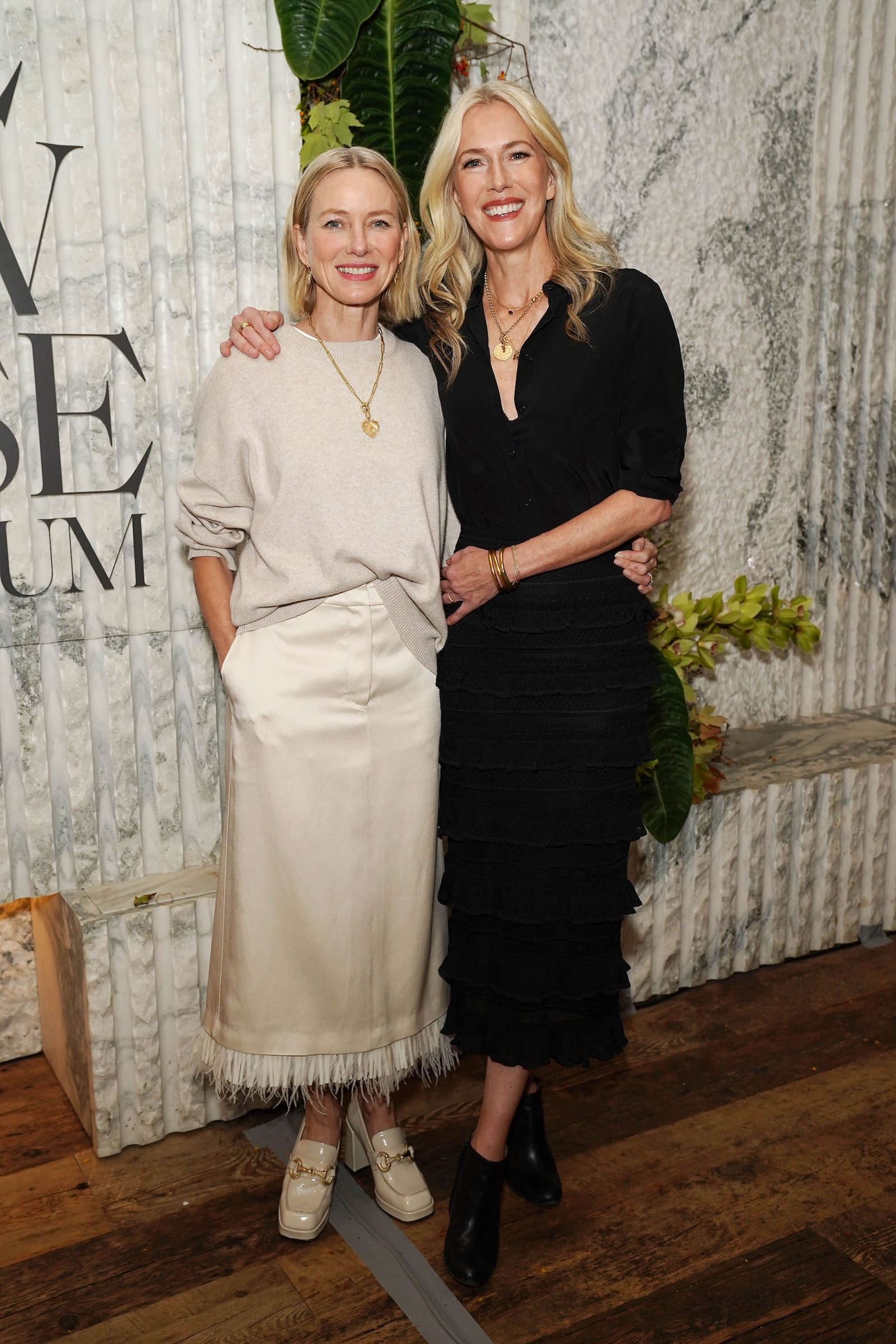 Naomi Watts i Alisa Volkman pozują razem, podczas wydarzenia poświęconego menopauzie.