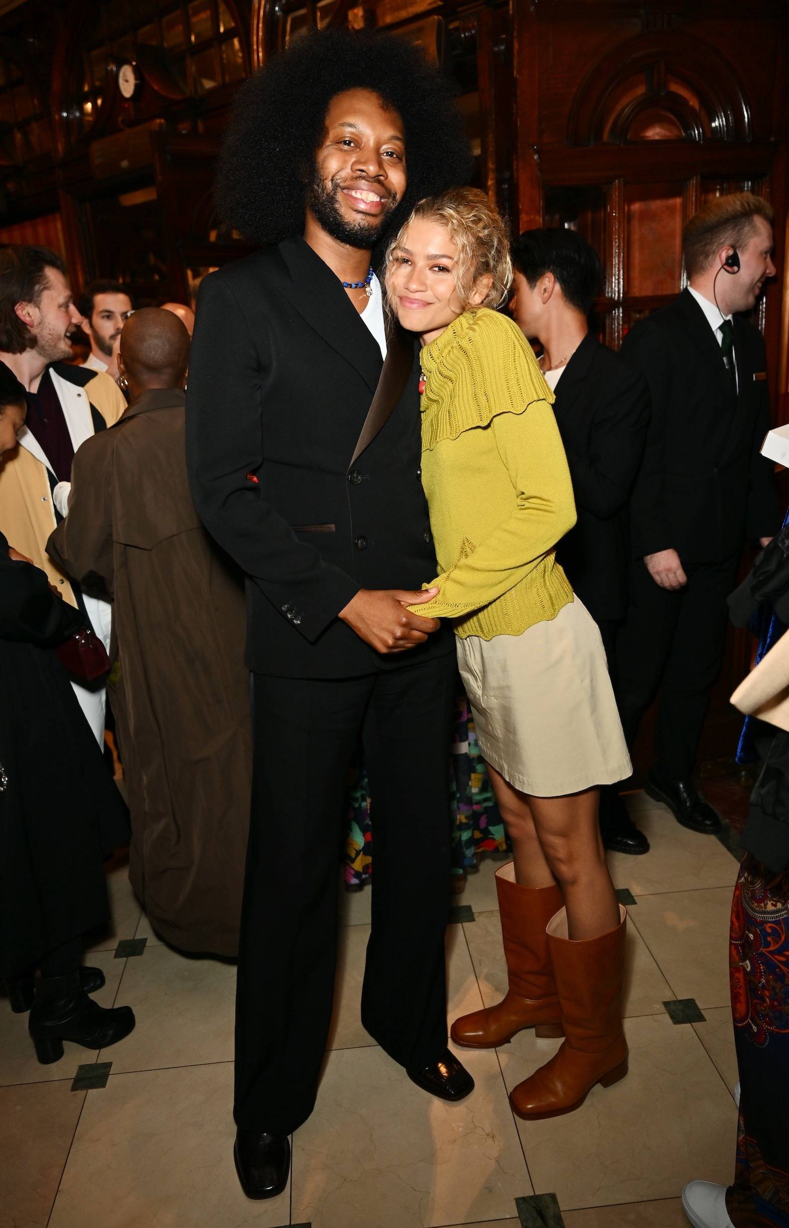 Dramaturg Jeremy O. Harris i Zendaya pozują do zdjęcia we foyer Noel Coward Theatre, podczas wieczoru prasowego sztuki „Slave Play” w Londynie (Fot. Getty Images / Deve Bennet)