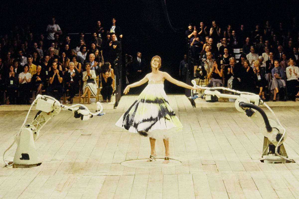 No. 13, Alexander McQueen wiosna-lato 1999 (Fot. Vogue International/Getty Images)