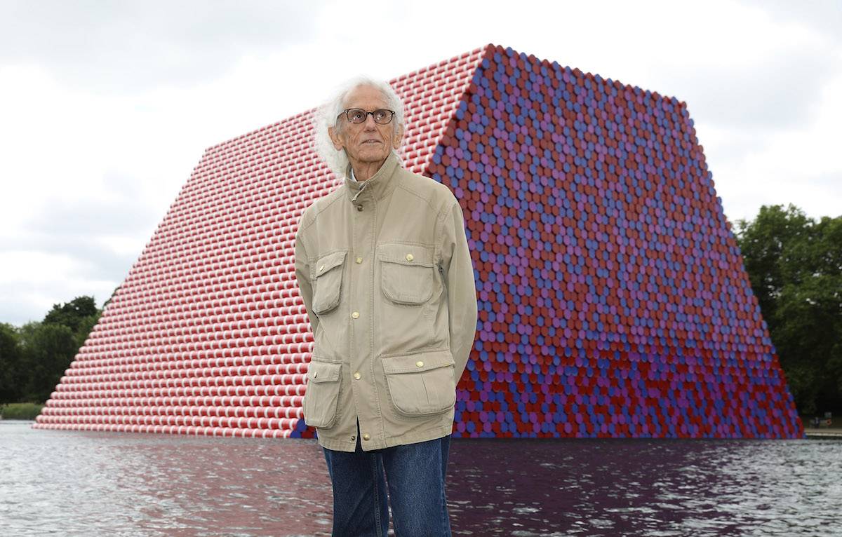 Christo prezentujący swoją instalację na londyńskim Serpentine w 2018 roku (Fot. Tim P. Whitby/Tim P. Whitby/Getty Images for Serpentine Galleries)