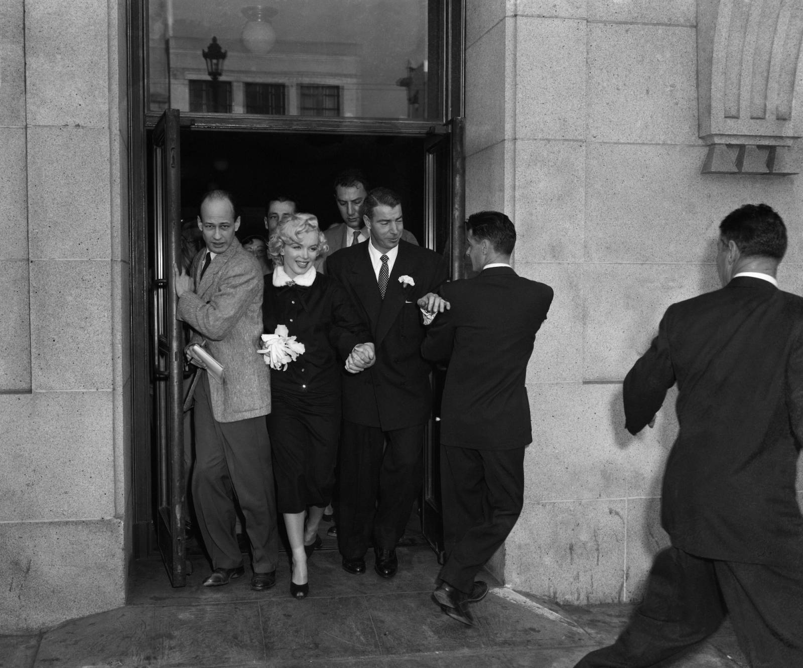 Marilyn Monroe i Joe DiMaggio na chwilę po ślubie / Fot. East News