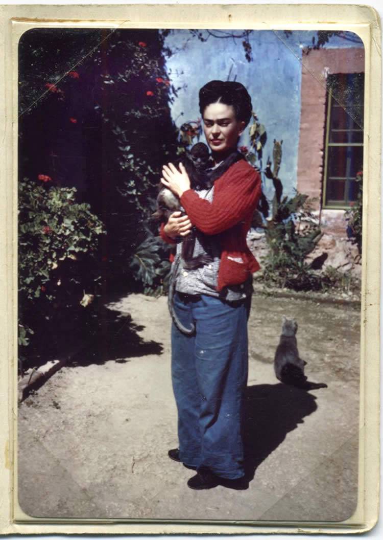 Frida Kahlo w Casa Azul  (Fot. Frida Kahlo & Diego Rivera Archive, Bank of Mexico, Fiduciary in the Diego Rivera and Frida Kahlo Museum Trust)