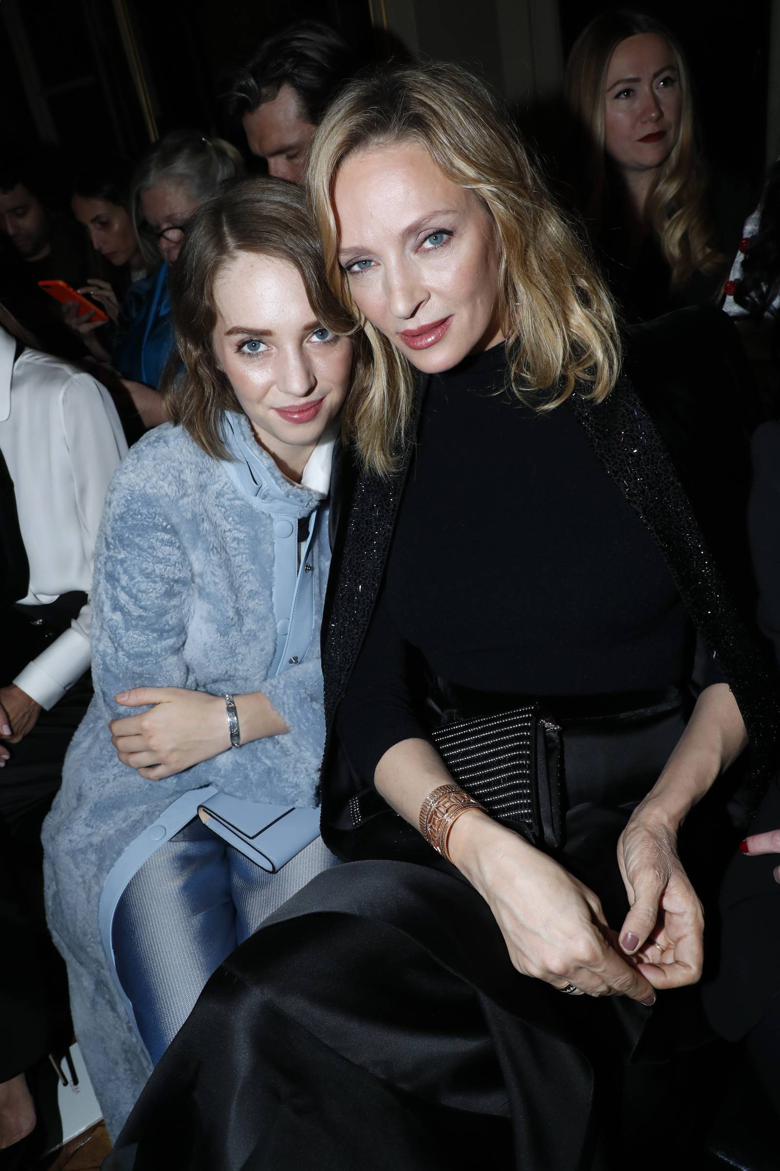 Maya Hawke z mamą Umą Thurman na paryskim tygodniu mody haute couture, 2019 rok
