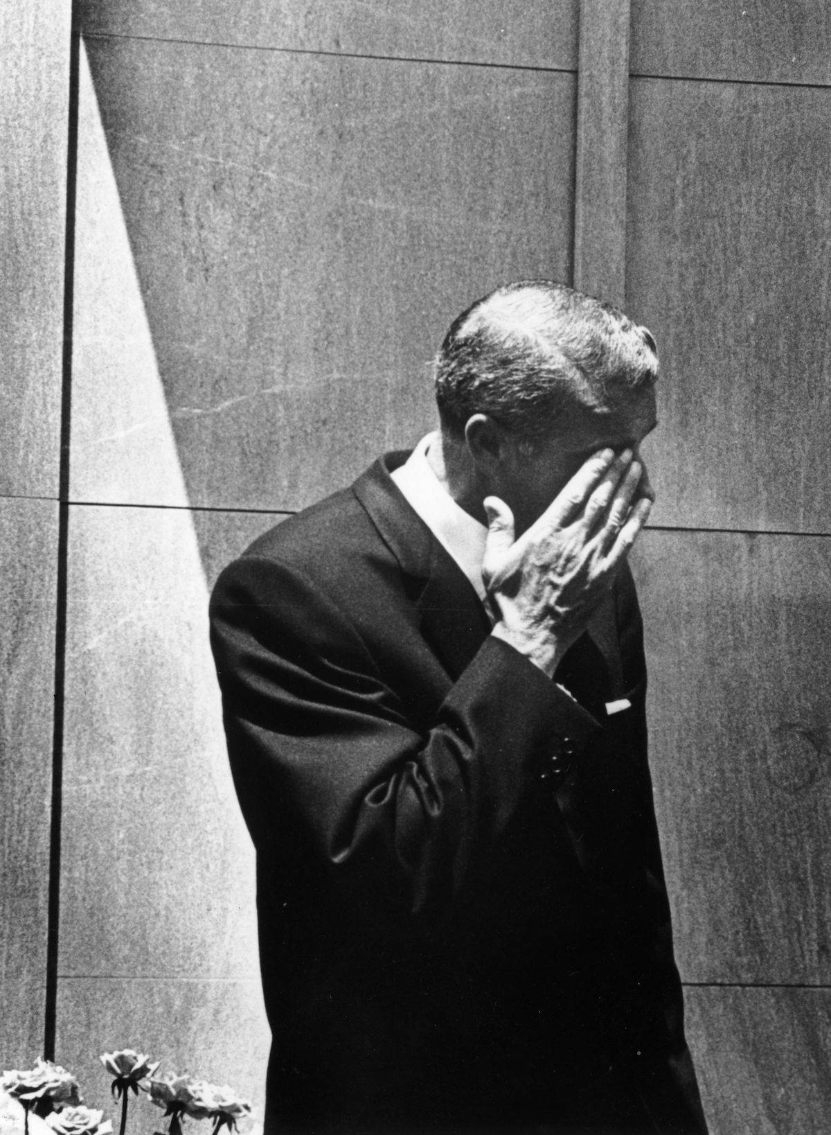 Joe DiMaggio na pogrzebie Monroe / Fot. Getty Images