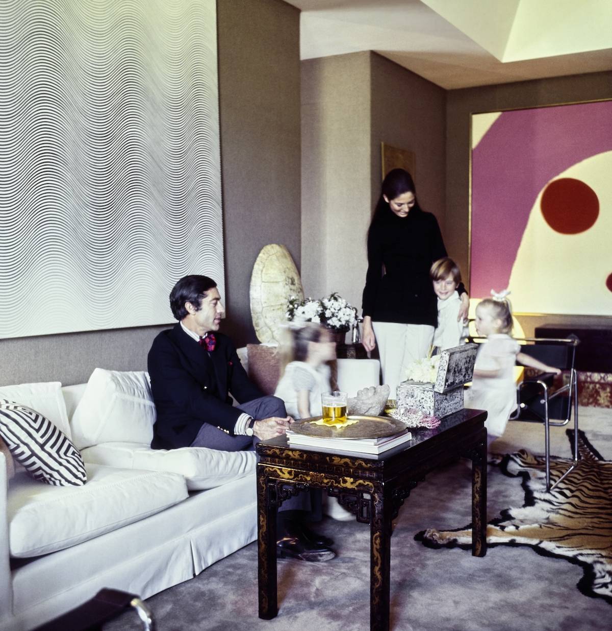 Jack Warner z żoną i synem w swojej posiadłości, Vogue 1970 (Fot. Horst P. Horst/Conde Nast via Getty Images)