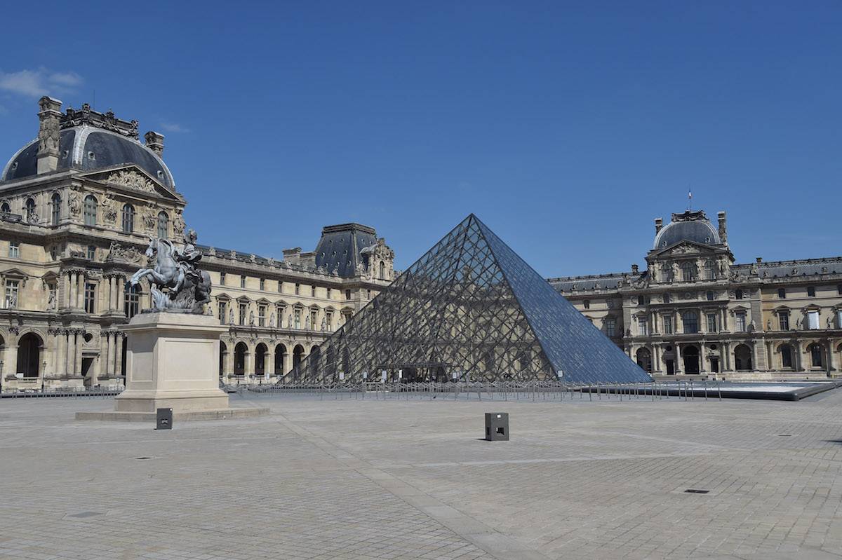 Pustki pod Luwrem, maj 2020 (Fot. Stephane Cardinale - Corbis/Corbis via Getty Images)