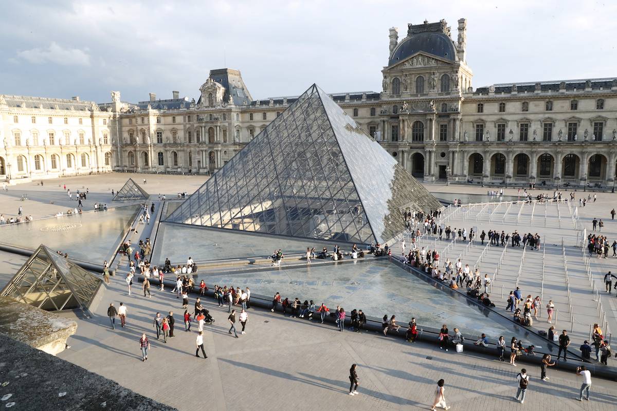 Muzeum Luwr w Paryżu (Fot. Bertrand Rindoff Petroff/Getty Images)