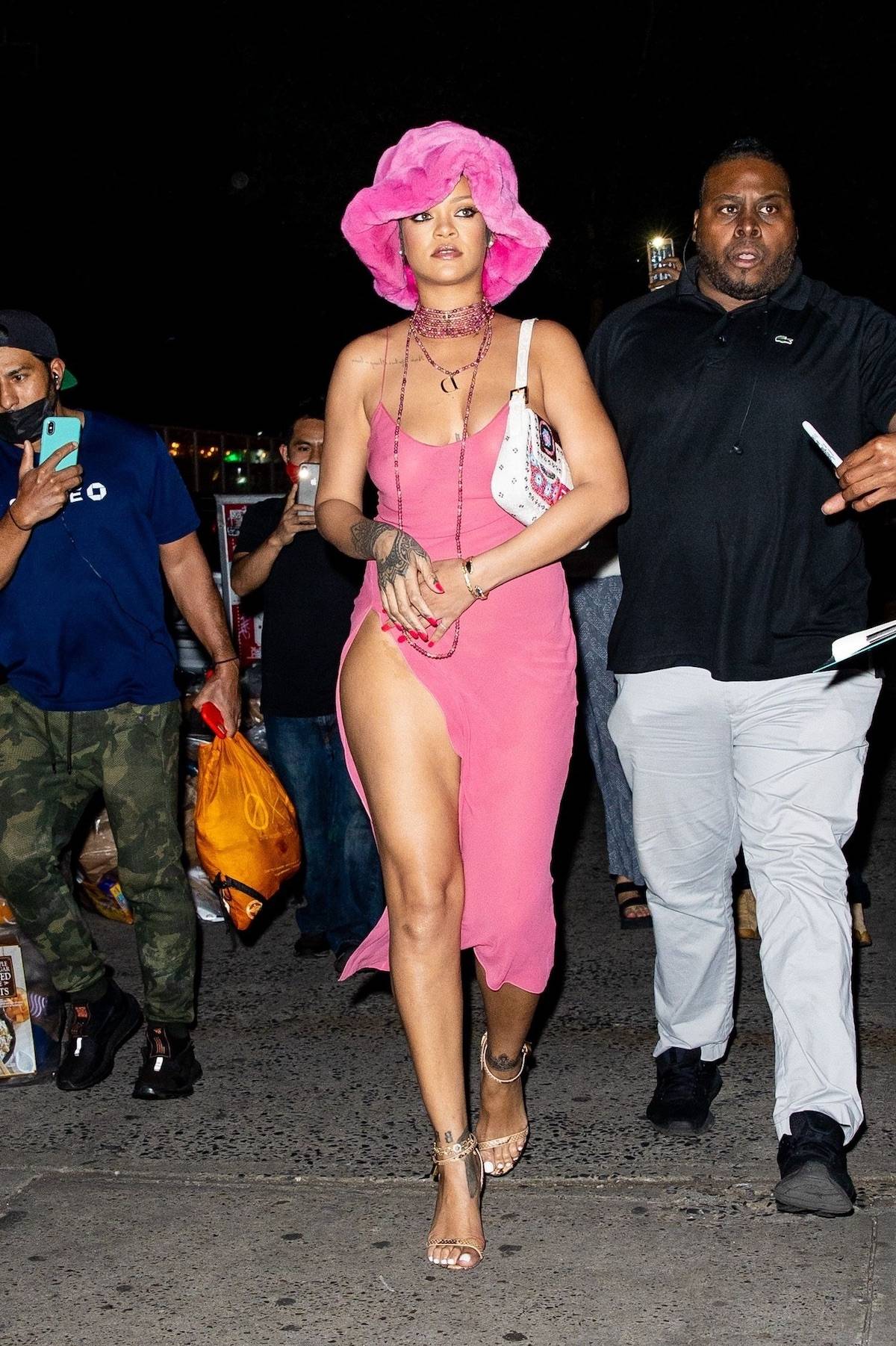 Rihanna w różowej sukience