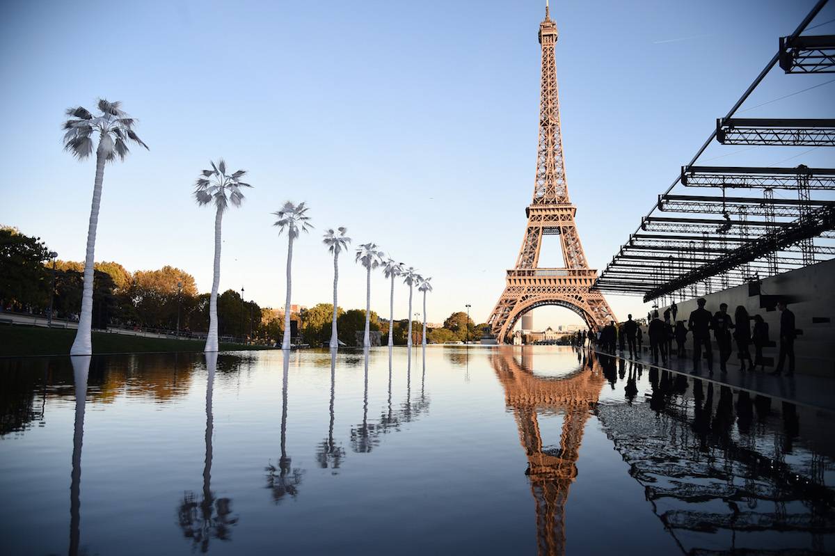 Scenografia pokazu YSL na paryskim tygodniu mody w sezonie wiosna-lato 2018 (fot. Pascal Le Segretain/Getty Images)