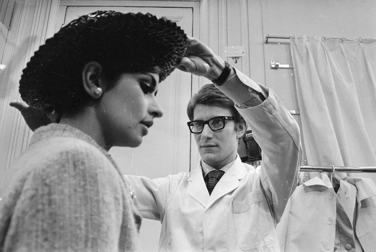 Yves Saint Laurent w 1965 roku (Fot. Reg Lancaster/Express/Getty Images)