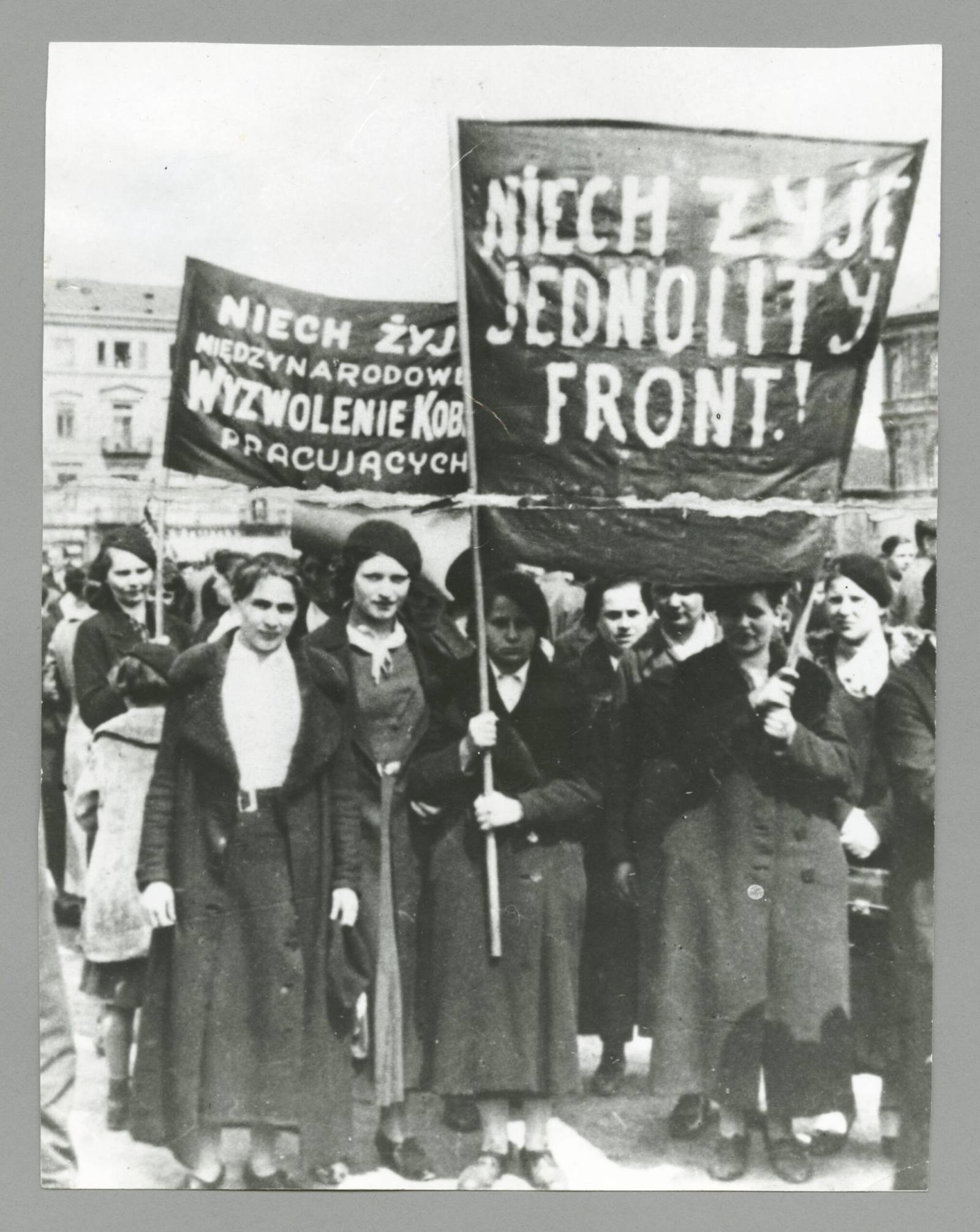 Aleksander Minorski, Uczestniczki pochodu pierwszomajowego w 1936 roku, Muzeum Warszawy (Fot. Materiały prasowe)