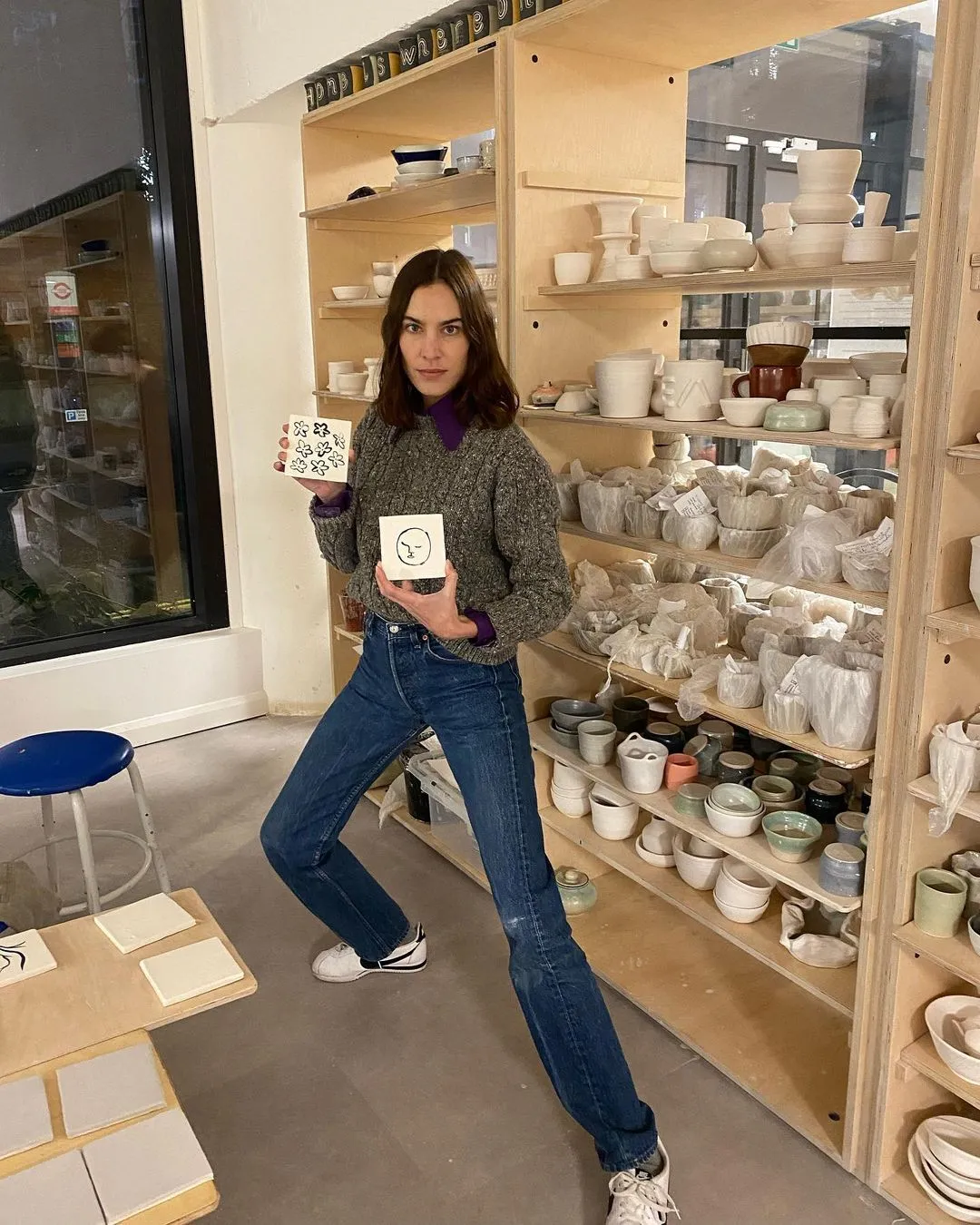 Alexa Chung sneakersy Nike Cortez nosi z prostymi jeansami. (Fot. instagram.com/alexachung)