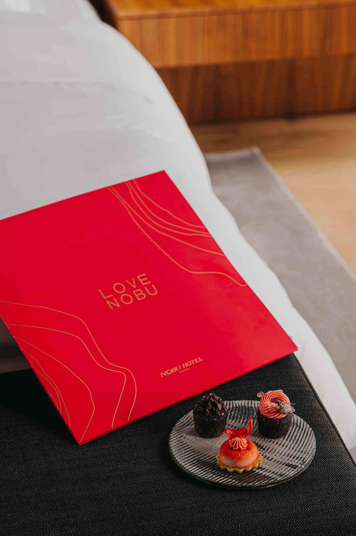 Pakiety „Love Nobu” i „Love Nobu feat Jassmine” to walentynkowa oferta Nobu Hotel Warsaw: Sześciodaniowa kolacja, luksusowe pokoje, wymeldowanie o godz. 14.