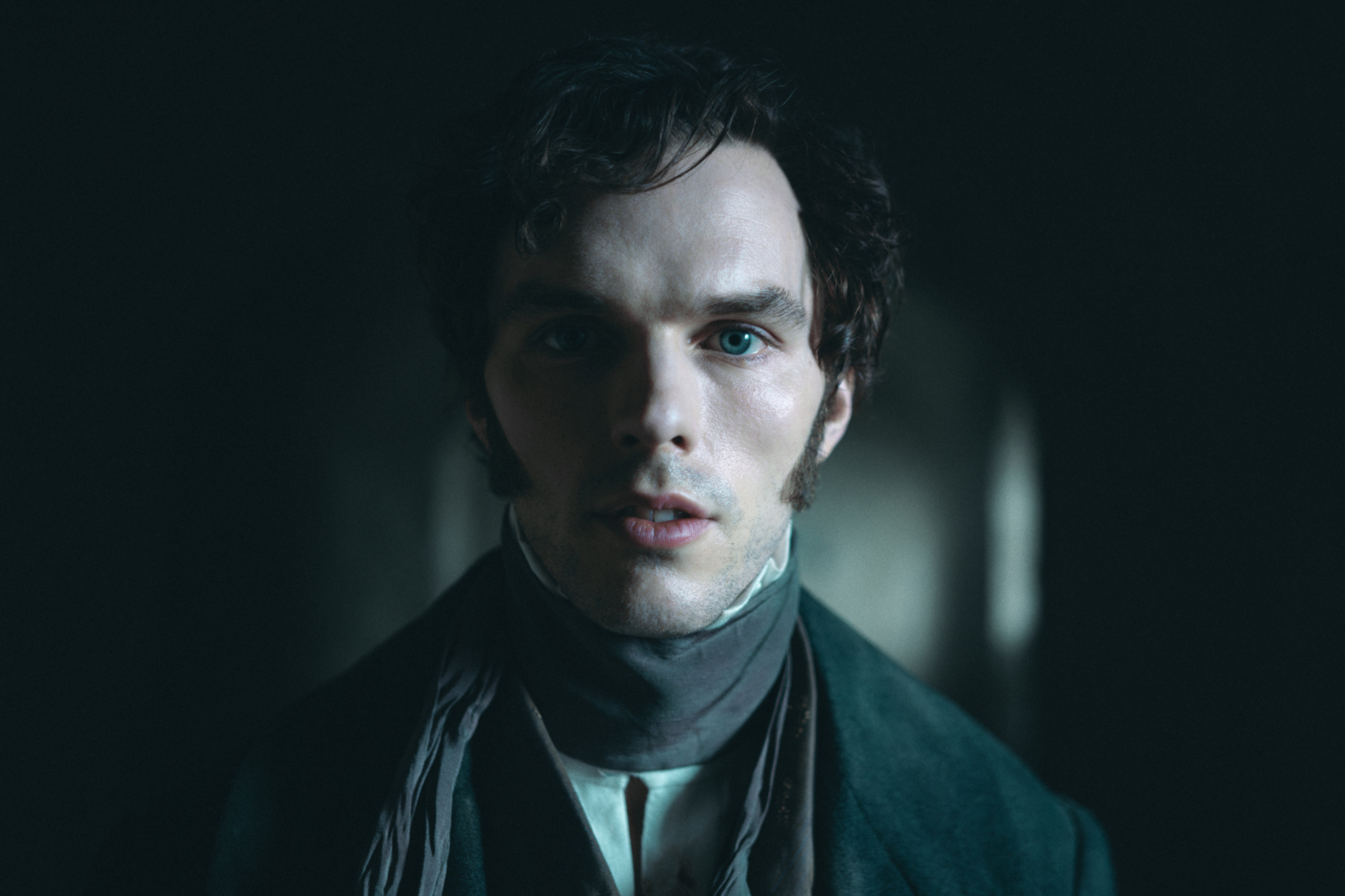 Nichola Hoult w roli w filmie "Nosferatu", w mrocznym, klimatycznym otoczeniu.