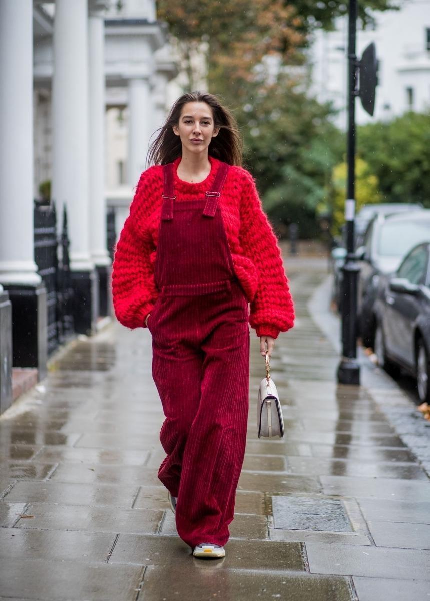 Street Style, Londyn, Estelle Pigault ma na sobie czerwone ogrodniczki Paul&Joe, czerwony sweter tej samej firmy, Buty od Balenciagi i torebkę od Chloe (Fot. Christian Vierig, Getty Images)