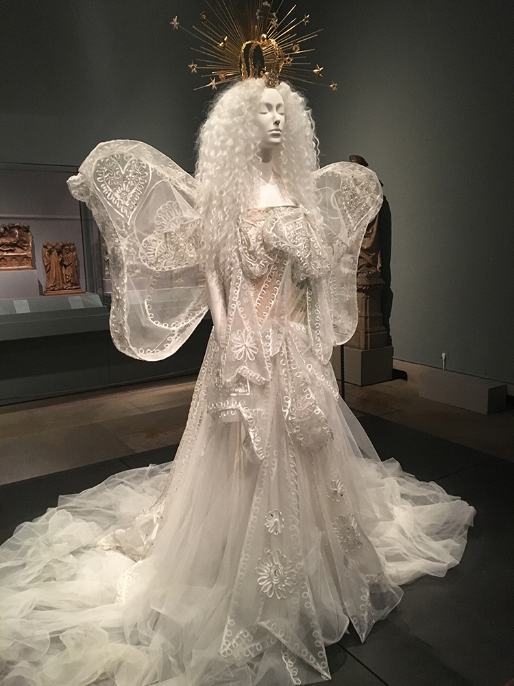 Wystawa Heavenly Bodies, projekt Johna Galliano dla Diora (Fot. Katarzyna Pietrewicz-Żero)
