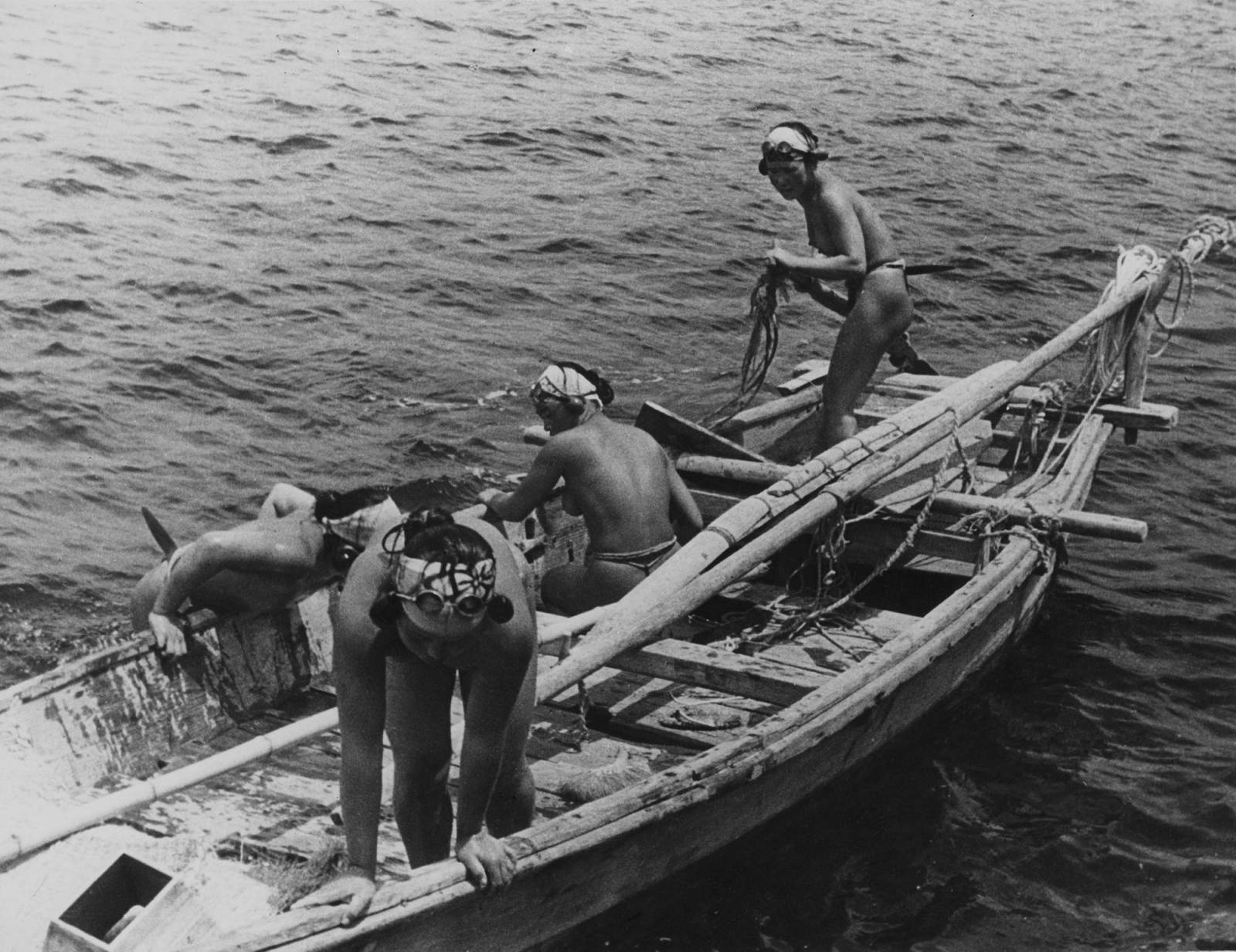 Ama, poławiaczki pereł na łodzi, 1955