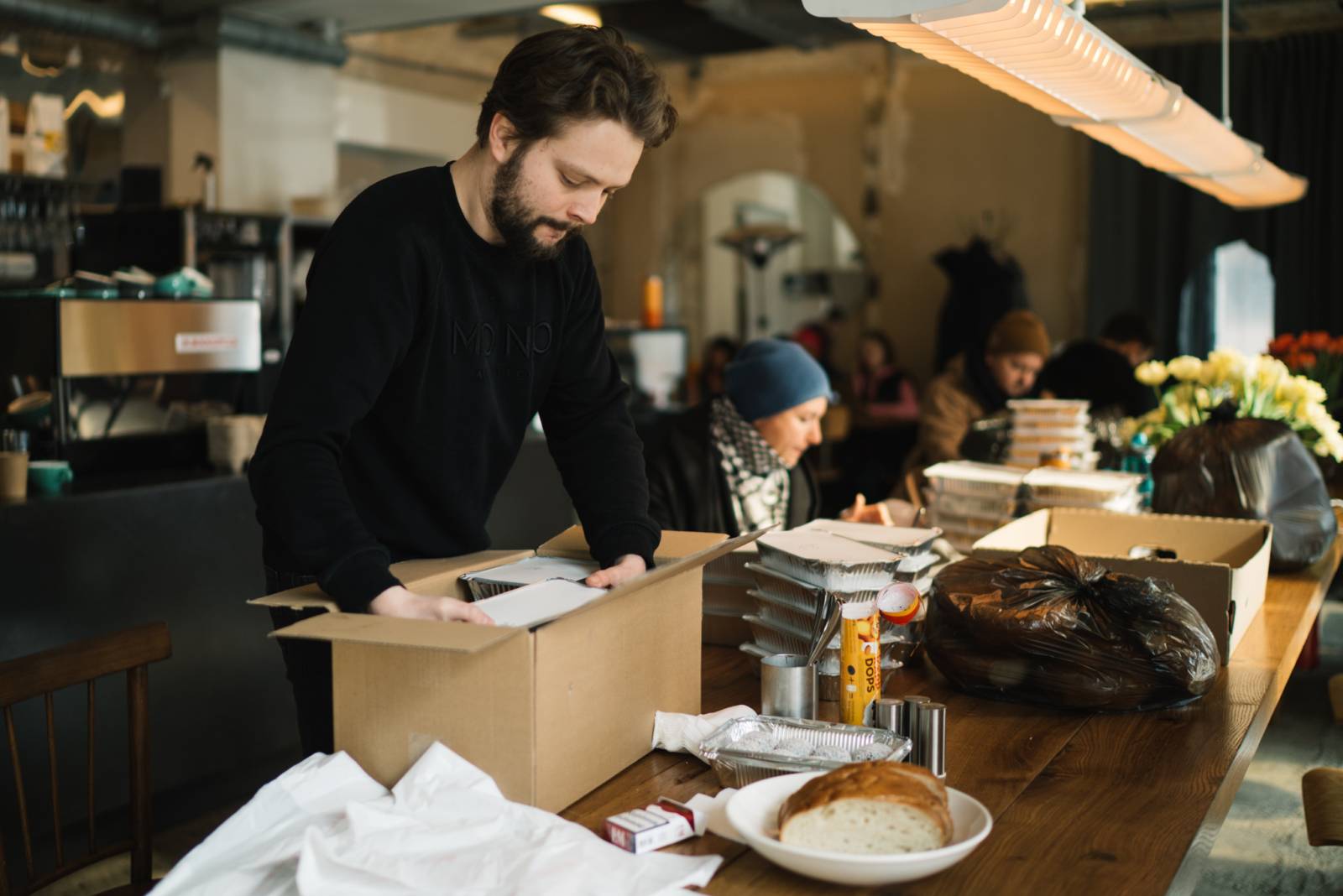 Kijowska restauracja Dubler razem z innymi lokalami wydawała posiłki dla potrzebujących i służb mundurowych (Fot. Paweł Pieniążek)