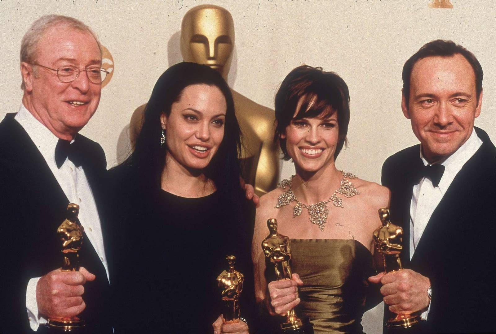Michael Caine, Angelina Jolie, Hilary Swank i Kevin Spacey ze swoimi statuetkami (Fot. Getty Images)