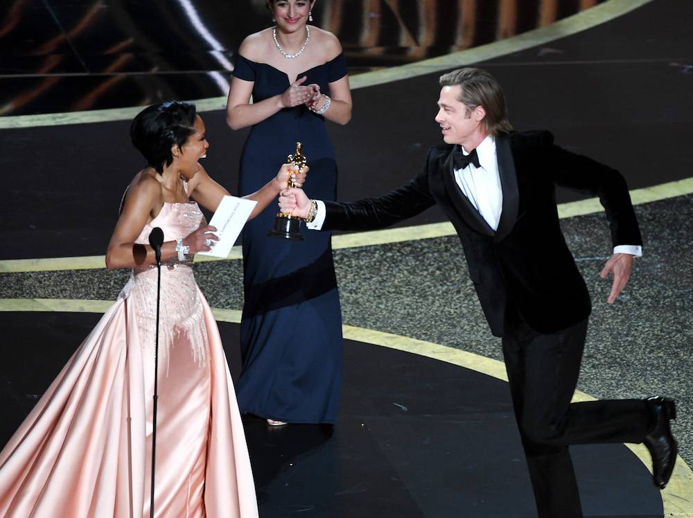 Brad Pitt odbiera nagrodę z rąk Reginy King (Fot. Getty Images)
