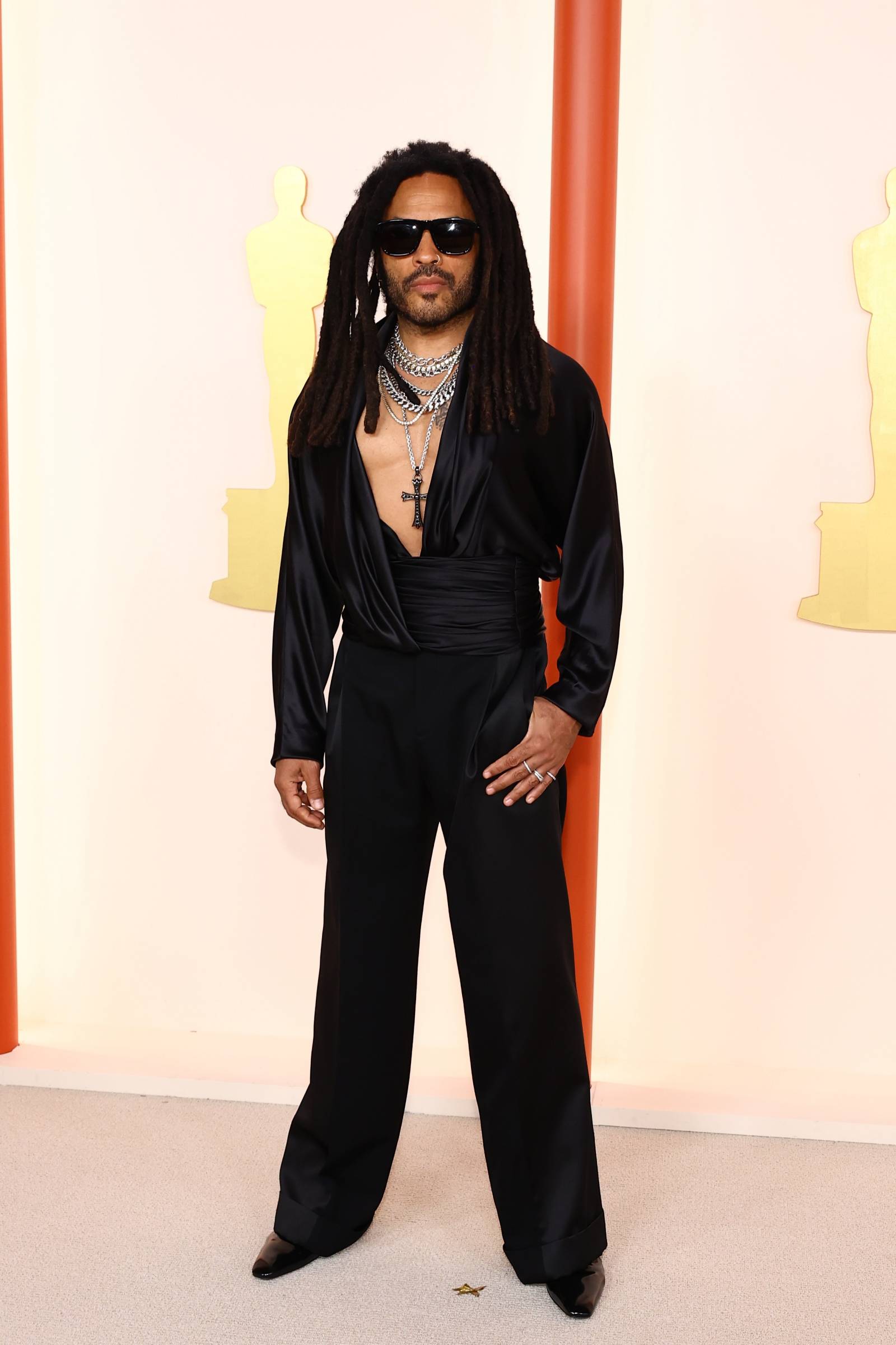 Lenny Kravitz w kreacji Saint Laurent na gali rozdania Oscarów 2023