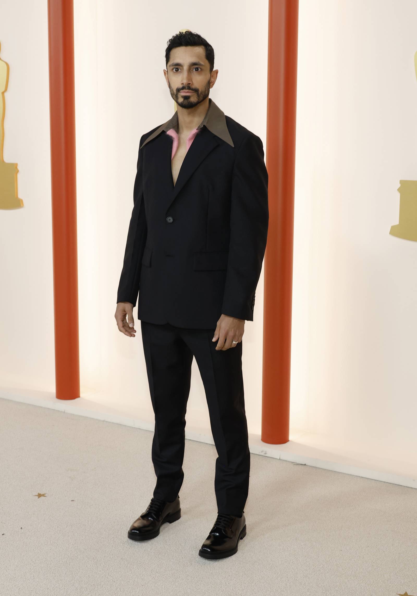 Riz Ahmed w total looku Prady na gali rozdania Oscarów 2023