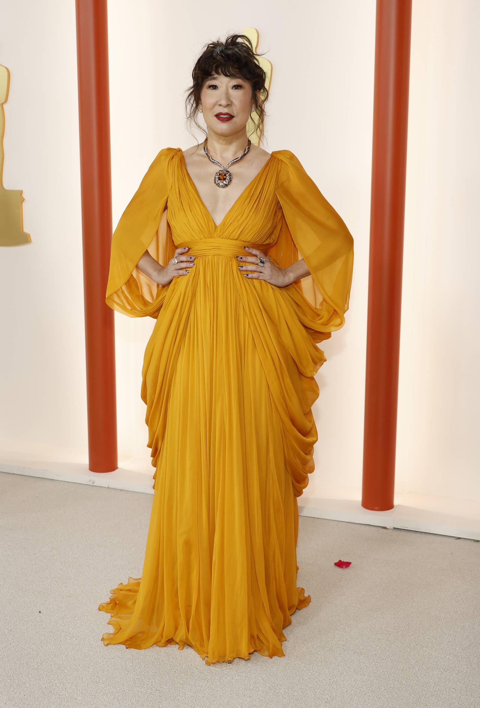 Sandra Oh w sukni projektu Giambattisty Vallego z kolekcji wiosna-lato 2023 couture na gali rozdania Oscarów 2023