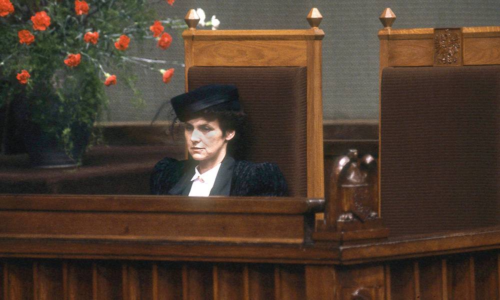 Danuta Wałęsa podczas przemowy Lecha Wałęsy, 22.12.1990 rok