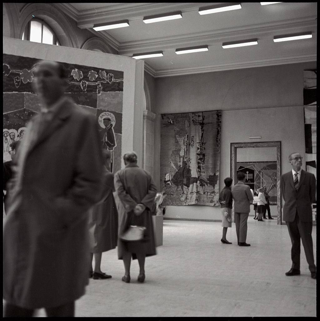 Promień słońca, 1969 i Pejzaż nieba, 1970 – gobeliny z kolekcji Centralnego Muzeum Włókiennictwa w Łodzi; praca Jolanty Owidzkiej na Biennale Tkaniny w Lozannie, 1962.