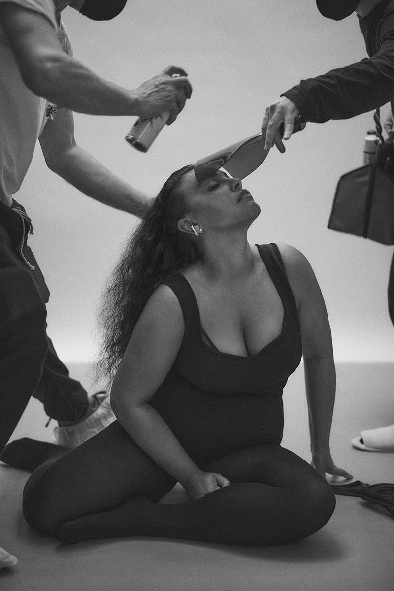 Paloma Elsesser za kulisy sesji okładkowej urodzinowego wydania Vogue Polska (Fot. Chris Colls)