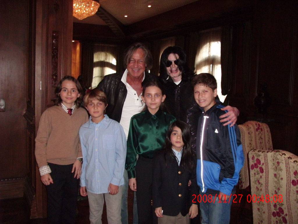 Michael Jackson oraz jego dzieci pozują z bliskim znajomym piosenkarza Mohamedem Hadidem i jego dziećmi, 27.11.2008 r. (Fot. Getty Images)