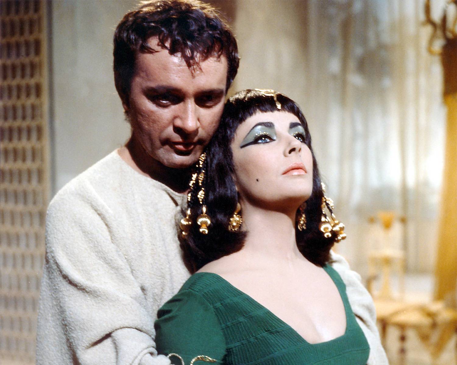 Elizabeth Taylor i Richard Burton na planie Kleopatry (Fot. Screen Collection/Getty Images)