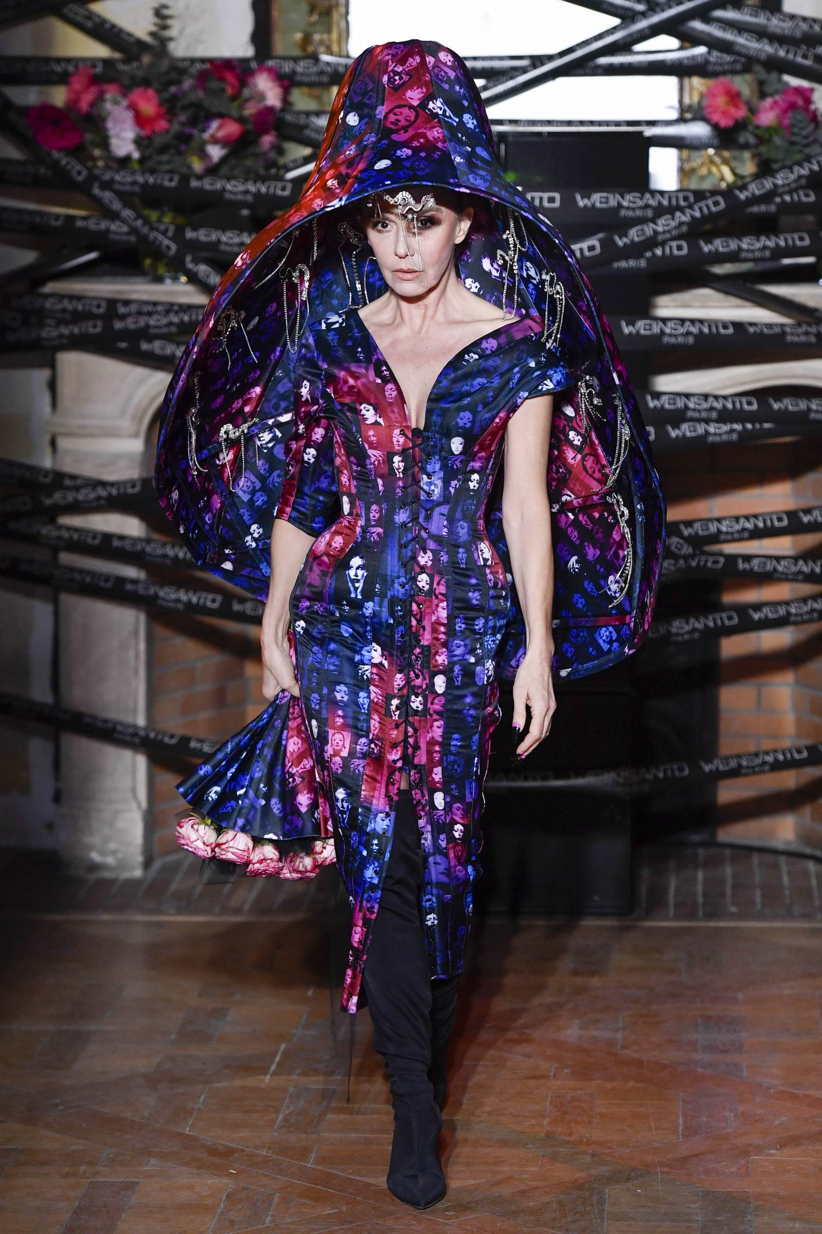 Philippine Leroy-Beaulieu w pokazie Weinsanto na jesień-zimę 2022-2023 podczas paryskiego tygodnia mody (fot. Getty Images)