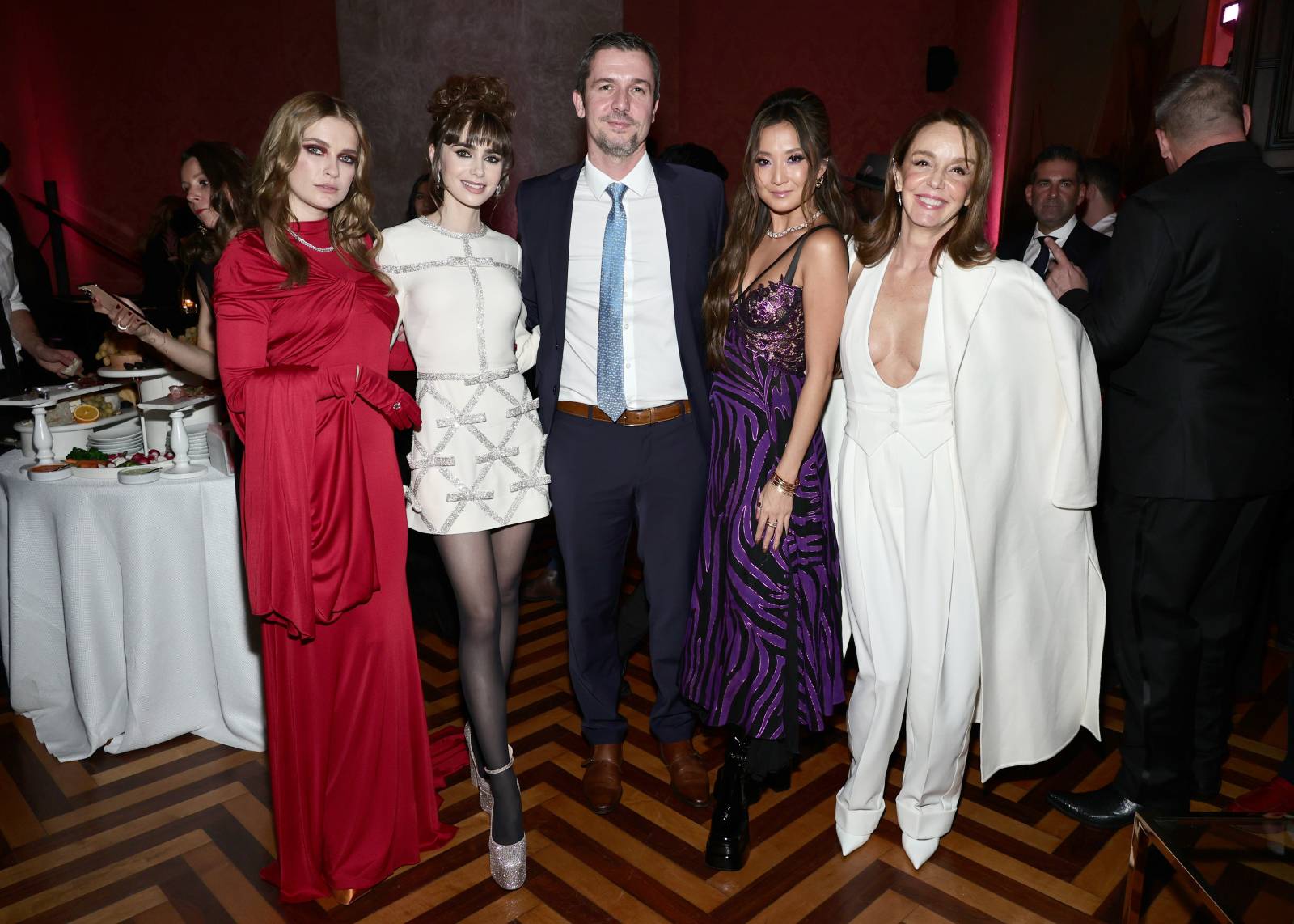 Philippine Leroy-Beaulieu i Camille Razat, Lily Collins, konsul Francji w Nowym Jorku Jérémie Robert oraz Ashley Park (fot. Jamie McCarthy/Getty Images for Netflix)