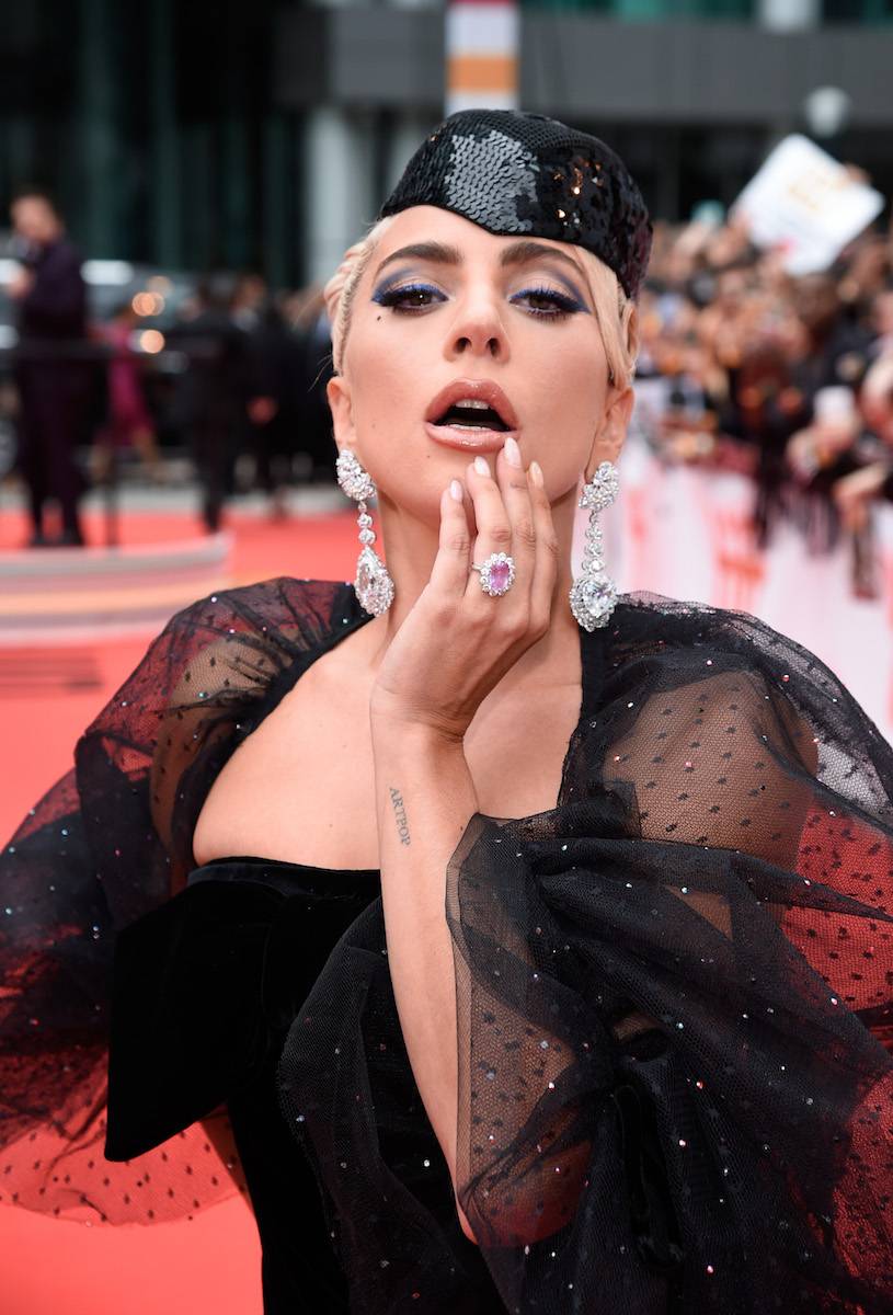 Pierścionek z różowym diamentem Lady Gagi to jeden z najważniejszych trendów 2020 roku (Fot. Kevin Mazur/Getty Images)