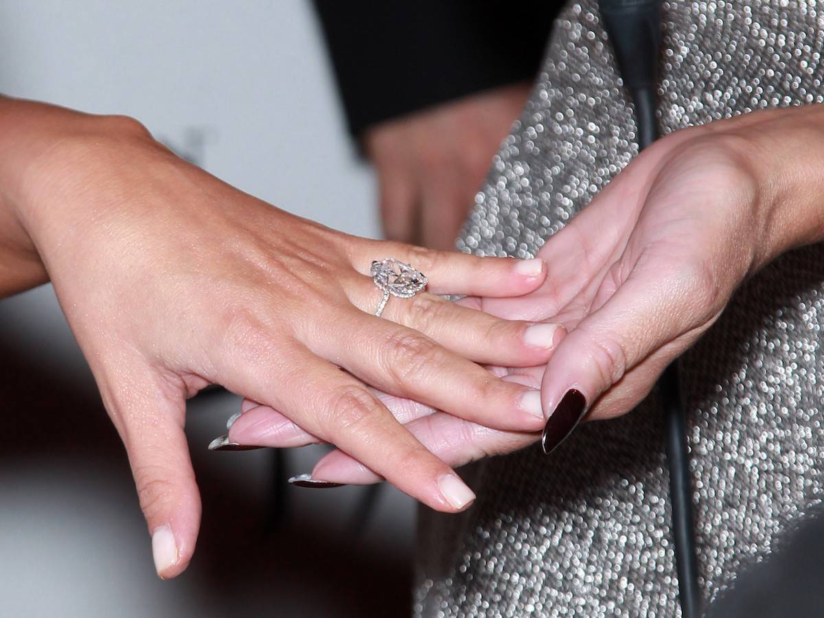 Pierścionek zaręczynowy Kim Kardashian (Fot. MJT/AdMedia/Capital Pictures/East News)