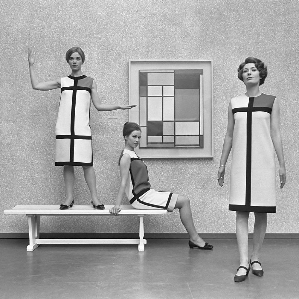 Kolekcja „Mondrian”, Yves Saint Laurent, 1965Zdjęcie z wystawy Mondriana w Gemeentemuseum w Hadze w 1966 r.