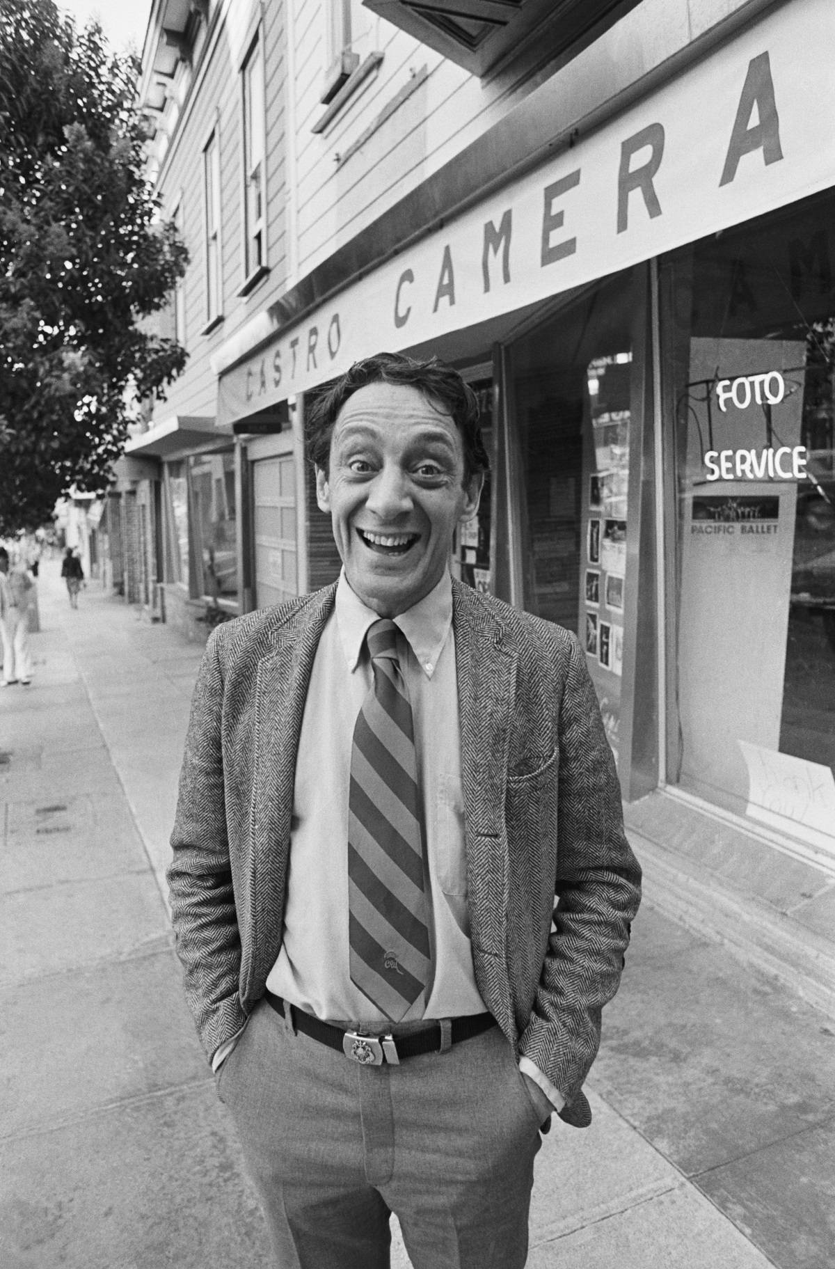 Harvey Milk przed swoim zakładem fotograficznym