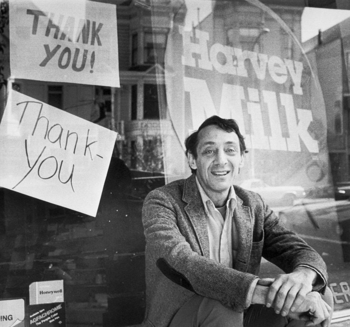 Harvey Milk przed swoim zakładem fotograficznym
