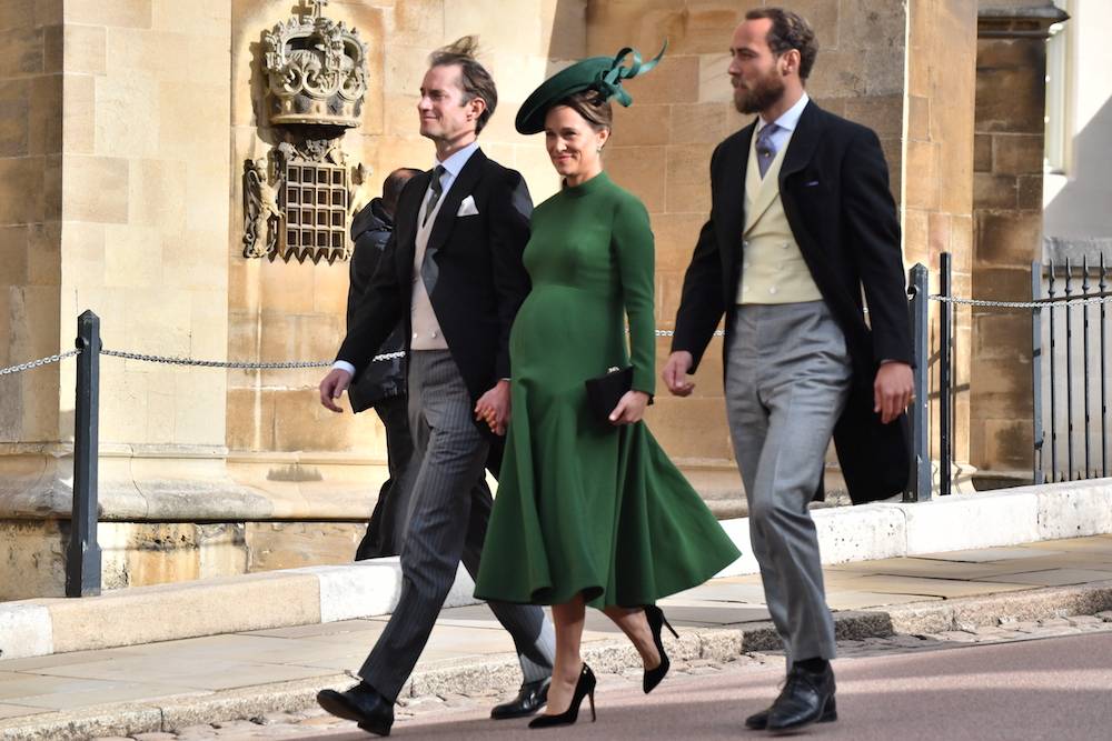 Pippa na chwilę przed porodem na ślubie księżniczki Eugenii, z dwoma Jamesami (Fot. Getty Images)