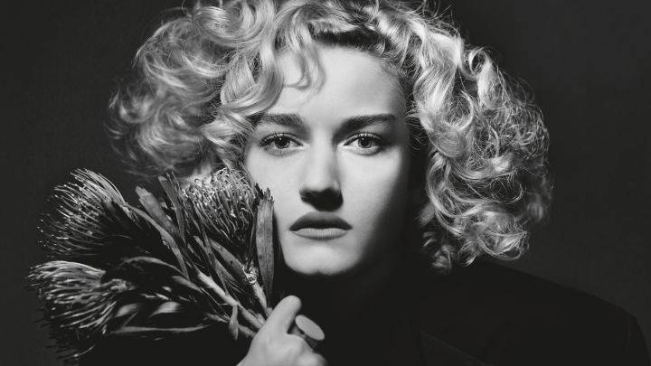 Julia Garner w kalendarzu Pirelli (Fot. Albert Watson)